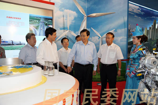 7月17日，中共中央政治局委員、國務院副總理張德江來到北京民族文化宮，參觀在這裡舉行的“新中國成立60周年少數民族自治區成就展”。（國家民委 孫永剛 攝影)