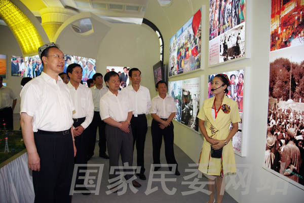 全國政協副主席、中央統戰部部長杜青林來到北京民族文化宮，參觀在這裡舉行的“新中國成立60周年少數民族自治區成就展”。（國家民委 孫永剛 攝影）