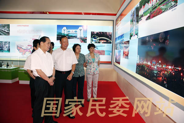 全國政協副主席李兆焯來到北京民族文化宮，參觀在這裡舉行的“新中國成立60周年少數民族自治區成就展”。（國家民委 孫永剛 攝影）