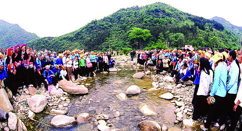 歌飘两岸情满河