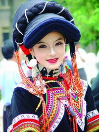 彝族姑娘 王风摄
