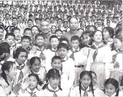 1965年5月,彭真与少先队员一起欢度国际劳动节