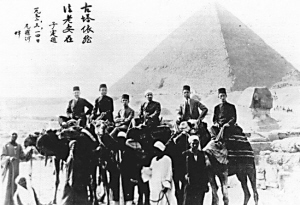 1932年,马坚(图中圈出者)与穆斯林朋友在埃及金字塔前。