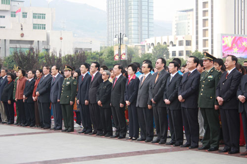 青海举行庆祝新中国成立60周年升国旗仪式 强