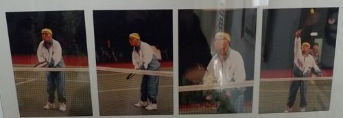 吕正操家客厅内吕老打球的照片