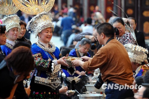 贵州雷山苗年苗族女性盛装迎宾[组图]