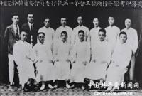　　1905年6月13日，陈云出生于江苏省青浦县。1919年高小毕业后到上海商务印书馆当学徒，后当店员。1925年参加五卅运动。同年8月任商务印书馆发行所罢工委员会(后为职工会)委员长，参加领导商务印书馆大罢工，并取得胜利。随即加入中国共产党，开始走上职业革命家的道路。