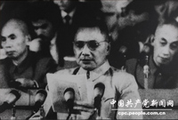 　　新中国成立后，邓小平领导了西南地区的政权建设、社会改造和经济恢复。1952年，他到北京参加中央领导工作，任政务院副总理等职。在1956年召开的中共八大上，邓小平作《关于修改党的章程的报告》，提出和深刻论述了党在执政条件下加强自身建设的任务。