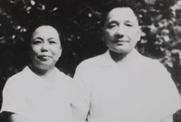 　　1966年“文化大革命”开始后，邓小平受到错误的批判和不公正的待遇，失去了党内外一切职务，经历了他革命生涯中最艰难曲折的时期。图为：邓小平和夫人卓琳在江西合影