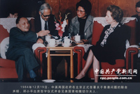 　　邓小平为解决香港、澳门、台湾问题，实现祖国和平统一，倾注了大量心血。在坚持一个中国的原则基础上，他从实际出发，创造性地提出一个国家，两种制度，即“一国两制”的基本构想。