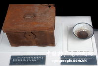 　　这个文件箱是1941年刘少奇在华中局和新四军军部时使用过的，他的《论党内斗争》等重要讲稿都曾存放其中。图为：刘少奇在华中局和新四军军部时用的文件箱和在华中局用的饭碗