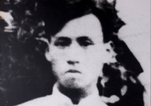 　　1898年11月24日，刘少奇出生于湖南省宁乡县。他在青少年时期，就参加反帝反封建斗争，接受马克思主义学说。1921年，他到莫斯科东方大学学习，同年冬，由中国社会主义青年团团员转为共产党党员，成为中国共产党最早的党员之一。图为：青年时期的刘少奇