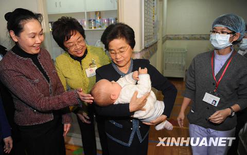 刘永清在澳门母亲会所属圣约翰托儿所参观访问