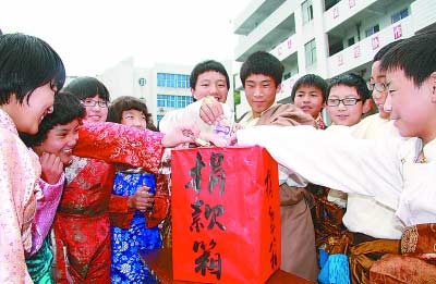 18日,三明市列东中学西藏班学生踊跃捐款。 杨