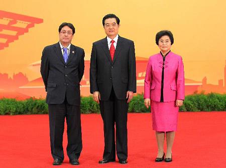 胡锦涛和夫人刘永清与哥伦比亚副总统桑托斯合