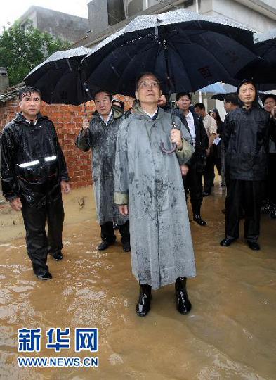 6月24日,国务院总理温家宝到达江西抚州,察看