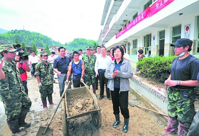 <em>孙春兰</em>黄小晶赴三明市察看灾情慰问干部群众-