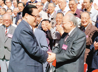 1994年6月3日，江泽民同志在北京中南海怀仁堂接见出席中国工程院成立大会和中国科学院第七次院士大会代表时，与钱伟长同志亲切握手。