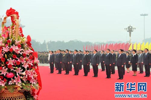 周永康等来到天安门广场,出席首都各界向人民英雄纪念碑敬献花篮仪式