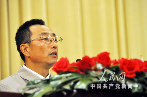 鞍鋼礦業公司齊大山鐵礦採場公路管理員郭明義（攝影：張啟川）
