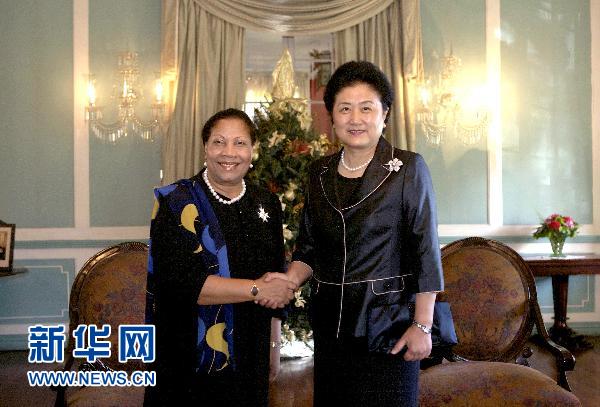 图:安提瓜和巴布达总督莱克-塔克会见刘延东