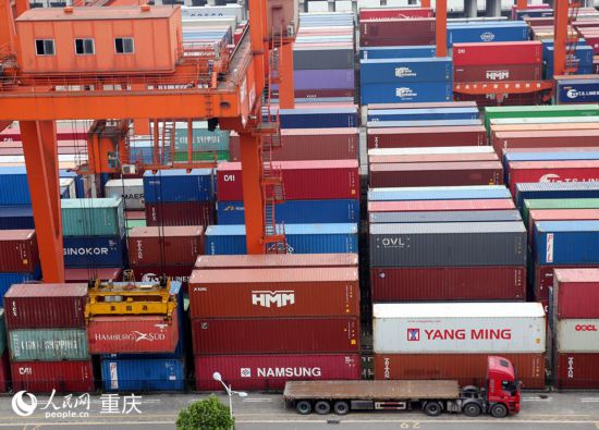 果园港的集装箱装卸作业已实现远程操控。人民网 刘政宁摄