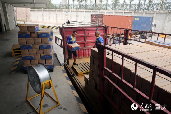 工人們在民生綜合物流兩江一期基地進行散貨出庫作業。人民網 劉政寧攝