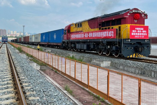 5月23日，中緬新通道（重慶—臨滄—緬甸）國際鐵路班列從魚嘴鐵路貨運站駛出。鄒樂攝