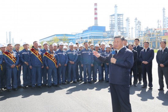 2018年9月27日上午，習近平在遼寧中國石油遼陽石化公司同工人親切交流。新華社記者 鞠鵬 攝