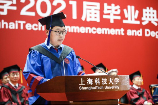 2021年7月，上海科技大学研究生毕业生代表吕文涛在毕业典礼上发言。上海科技大学供图