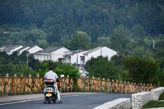 村民行駛在西安市鄠邑區蔡家坡村的鄉間道路上。（新華社記者 張斌 攝）