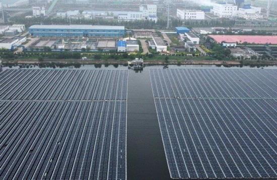 天津榮程聯合鋼鐵集團有限公司“漁光互補”分布式光伏發電項目。（新華社記者 趙子碩 攝）