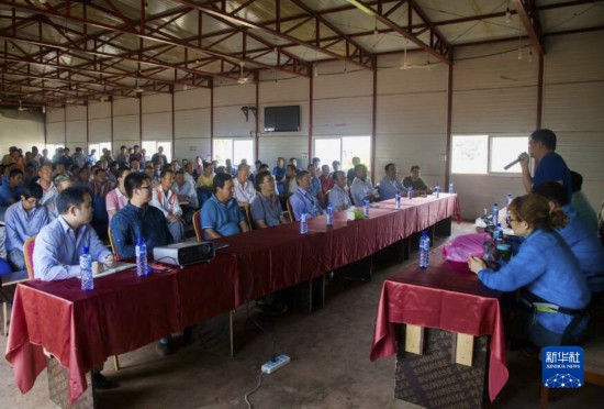 2014年8月31日，第24批援幾內亞醫療隊在凱樂塔水電站建設工地為員工培訓埃博拉防護知識。新華社發（國家衛生健康委供圖）