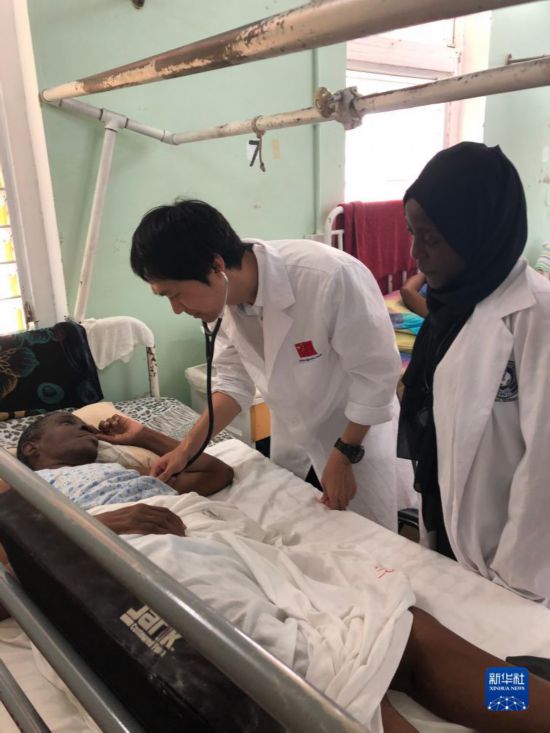 2019年8月，中國援多米尼克醫療隊隊員吳德熙在中多友誼醫院的外科病房帶教當地醫學院學生。新華社發（國家衛生健康委供圖）
