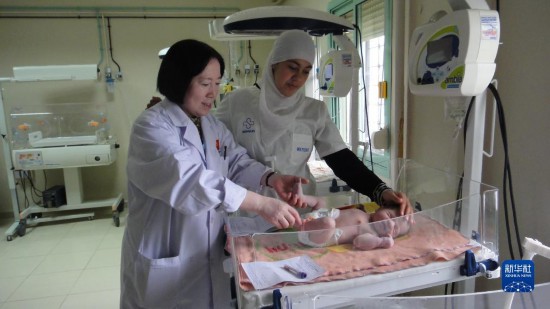 這是援阿爾及利亞醫療隊醫生徐長珍2011年在賽伊達婦產醫院的新生兒室查房。新華社發（國家衛生健康委供圖）