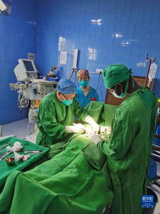 2022年1月5日，在盧旺達東方省基本戈醫院手術室，中國援盧旺達醫療隊醫生李俊升為患者做手術。新華社發（國家衛生健康委供圖）