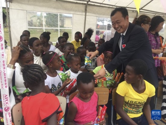 2017年10月1日，中國第17批援剛果（金）醫療隊隊長王俊輝帶領隊員來到剛果（金）國際SOS兒童村，給孩子們分發食品和禮物，並開展兒童義診。新華社發（國家衛生健康委供圖）
