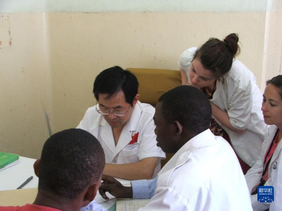 2011年7月22日，在坦桑尼亞桑給巴爾納茲莫加醫院外科門診，中國第24批援桑給巴爾醫療隊隊長盧建林為當地患者診治並帶教實習生。新華社發（國家衛生健康委供圖）
