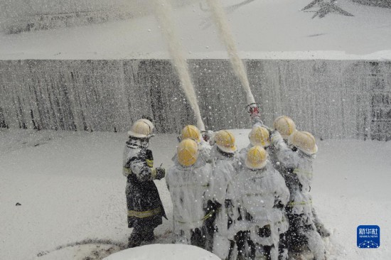 宝塔消防救援站消防员处置延安炼油厂火灾（2014年4月26日摄）。 新华社发