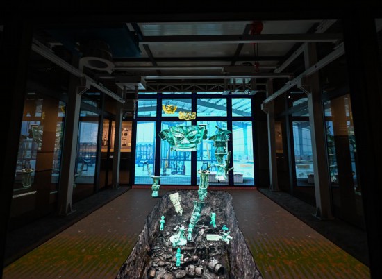 在三星堆博物館新館拍攝的裸眼3D技術還原的考古“方艙”。新華社記者王曦 攝