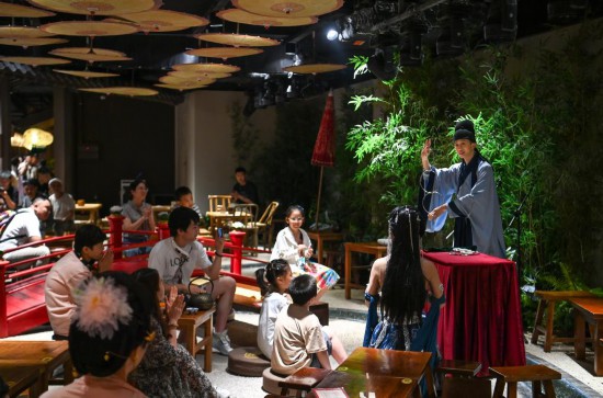 游客在長安十二時辰主題街區觀看唐風演藝《大唐曲藝》。新華社記者鄒競一 攝