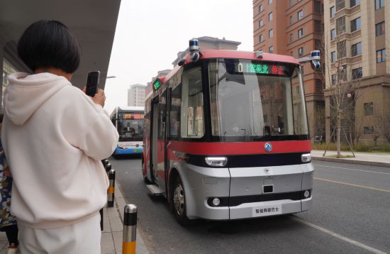 2023年3月20日，智能網聯巴士901線測試車在河北雄安新區容東片區道路上停靠。新華社記者 牟宇 攝