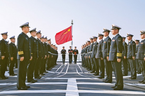 图为2023年10月，南昌舰官兵举行仪式，迎接南昌舰入列当天天安门广场升起的国旗。 海军政治工作部宣传局供图
