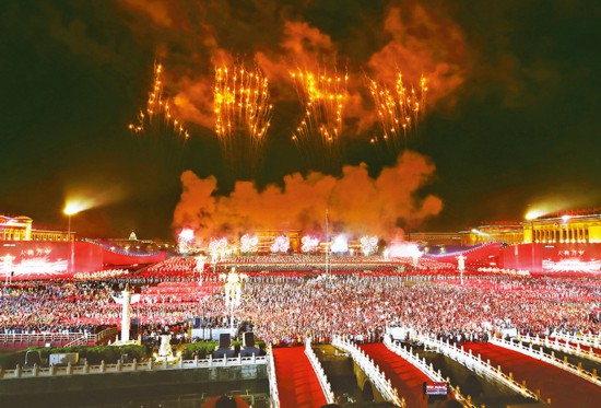 2019年10月1日晚，庆祝中华人民共和国成立70周年联欢活动在北京天安门广场盛大举行。图为绚丽烟花排列出了“人民万岁”的字样。 新华社记者 兰红光/摄
