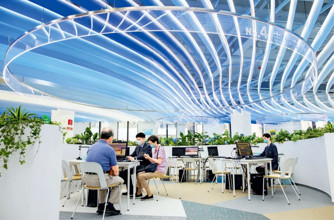 2023年6月12日，上海市黄浦区政务服务中心，“圆桌式会办”为涉及企业设立变更、工程建设项目审批等提供专业服务。
