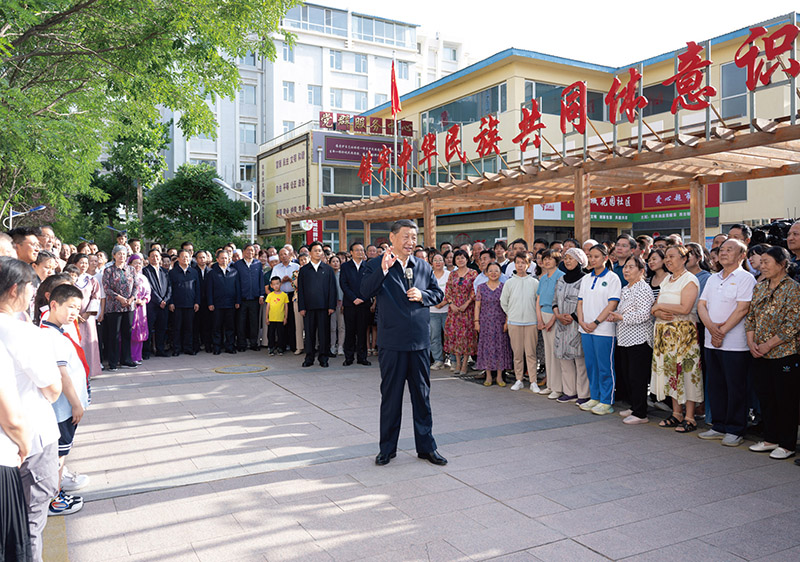 2024年6月19日至20日，中共中央總書記、國家主席、中央軍委主席習近平在寧夏考察。這是19日下午，習近平在銀川市金鳳區長城花園社區考察時，同社區居民親切交流。 新華社記者 謝環馳/攝