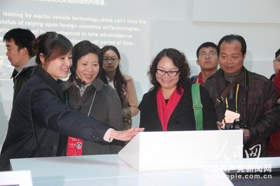 中外記者參觀北汽新能源汽車體驗中心