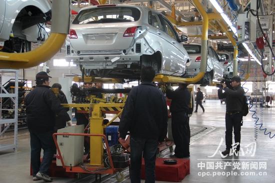 中外記者參觀北汽新能源汽車總裝車間