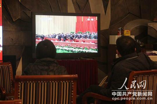 中外记者在新闻中心关注党的十八大开幕式