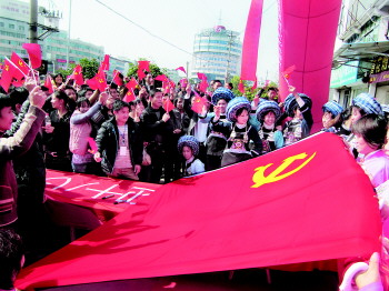 发展万名农民工"寄语十八大"签名活动,农民工朋友欢聚一道挥舞党旗,载